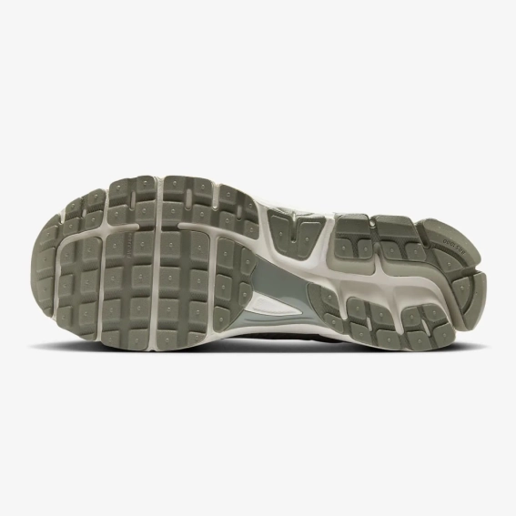 Кросівки Nike ZOOM VOMERO 5 HF1553-002 фото 1 — інтернет-магазин Tapok