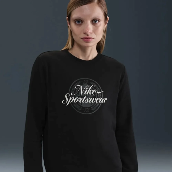 Світшот жіночий Nike Sportswear Club Fleece Graphic Crew Black HV2342-010 фото 1 — інтернет-магазин Tapok