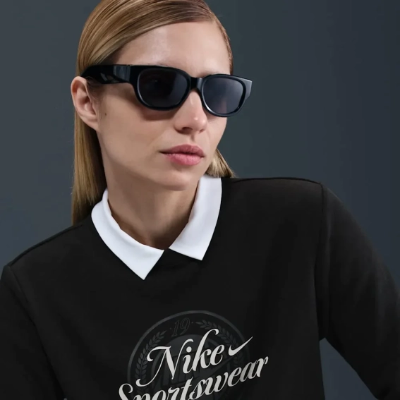 Світшот жіночий Nike Sportswear Club Fleece Graphic Crew Black HV2342-010 фото 3 — інтернет-магазин Tapok