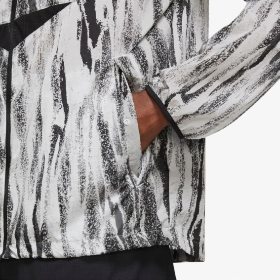 Ветровка мужская Nike Windrunner Wild Run White/Grey DA1161-077 фото 3 — интернет-магазин Tapok