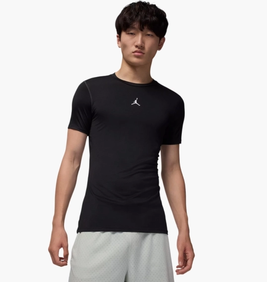 Футболка мужская Air Jordan Dri-Fit Short-Sleeve Base Layer Top Black HV4099-010 фото 1 — интернет-магазин Tapok