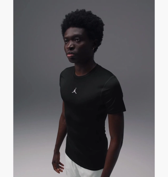 Футболка мужская Air Jordan Dri-Fit Short-Sleeve Base Layer Top Black HV4099-010 фото 2 — интернет-магазин Tapok