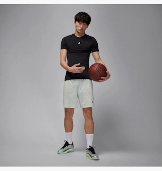 Футболка мужская Air Jordan Dri-Fit Short-Sleeve Base Layer Top Black HV4099-010 фото 3 — интернет-магазин Tapok