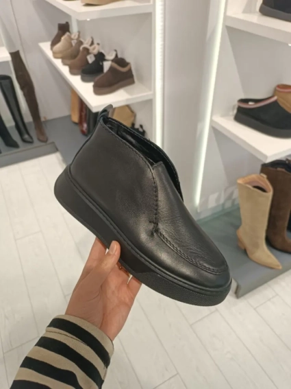 Лофери жіночі шкіряні чорного кольору на чорній підошві зимові фото 9 — інтернет-магазин Tapok