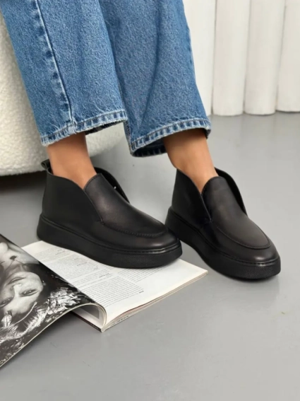 Лофери жіночі шкіряні чорного кольору на чорній підошві зимові фото 1 — інтернет-магазин Tapok