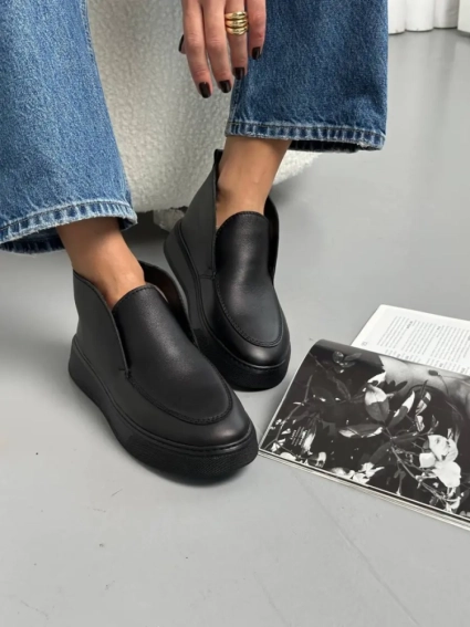 Лофери жіночі шкіряні чорного кольору на чорній підошві зимові фото 2 — інтернет-магазин Tapok