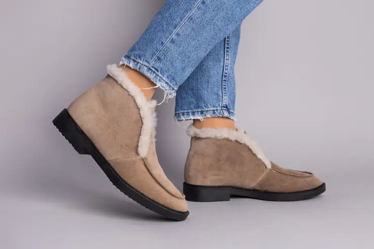 Жіночі замшеві черевики кольору капучіно фото 1 — інтернет-магазин Tapok