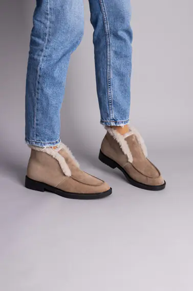 Женские замшевые ботинки цвета капучино фото 3 — интернет-магазин Tapok
