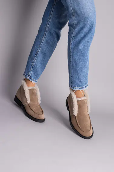 Жіночі замшеві черевики кольору капучіно фото 4 — інтернет-магазин Tapok