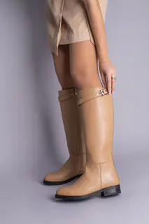 Сапоги женские кожаные песочного цвета с ремешком без каблука зимние