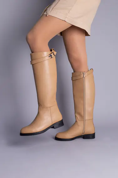 Сапоги женские кожаные песочного цвета с ремешком без каблука зимние фото 2 — интернет-магазин Tapok
