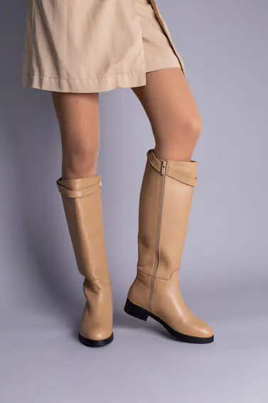 Сапоги женские кожаные песочного цвета с ремешком без каблука зимние фото 5 — интернет-магазин Tapok