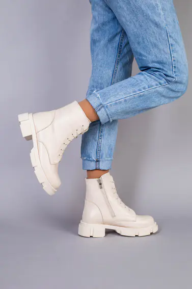 Ботинки женские кожаные молочного цвета на шнурках и с замком фото 2 — интернет-магазин Tapok