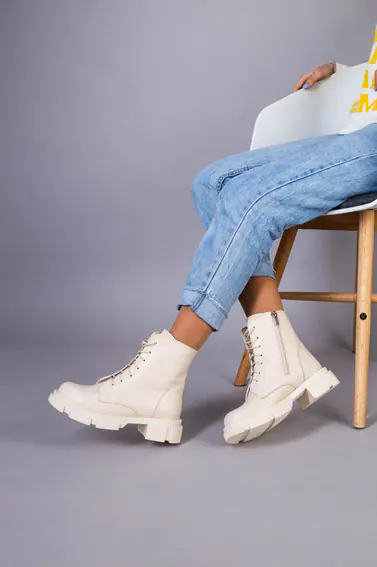 Ботинки женские кожаные молочного цвета на шнурках и с замком фото 4 — интернет-магазин Tapok