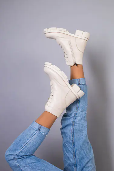 Ботинки женские кожаные молочного цвета на шнурках и с замком фото 8 — интернет-магазин Tapok