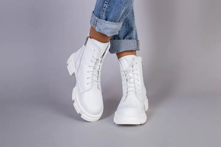 Ботинки женские кожаные белого цвета на шнурках и с замком фото 2 — интернет-магазин Tapok
