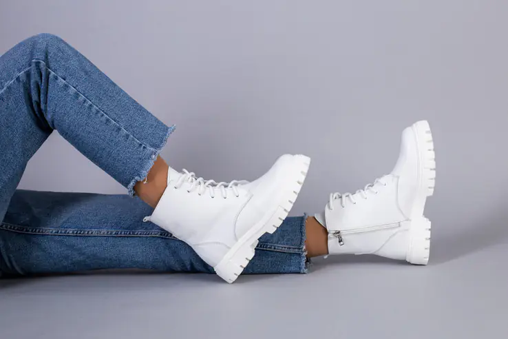 Ботинки женские кожаные белые на шнурках и с замком на байке фото 14 — интернет-магазин Tapok