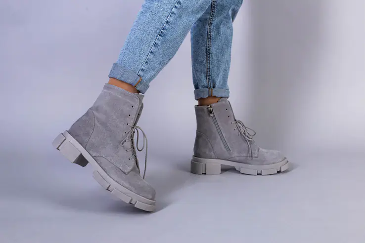 Ботинки женские замшевые серого цвета на шнурках и с замком фото 3 — интернет-магазин Tapok