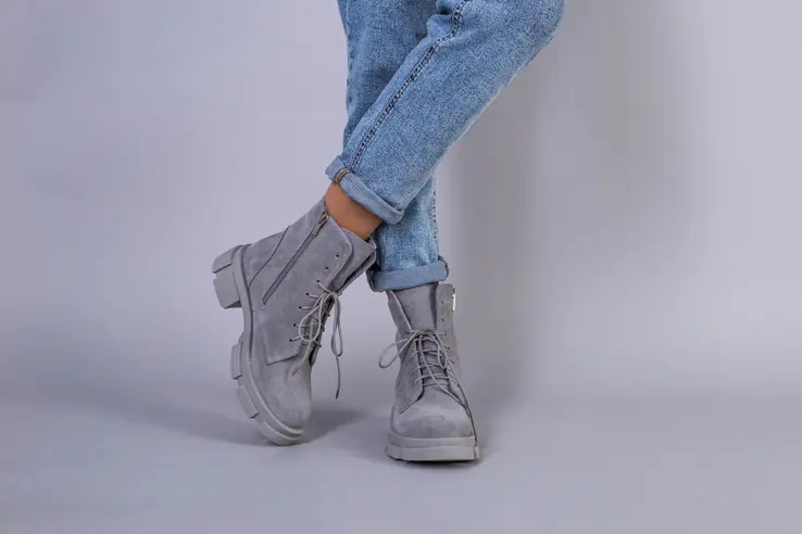 Ботинки женские замшевые серого цвета на шнурках и с замком фото 4 — интернет-магазин Tapok