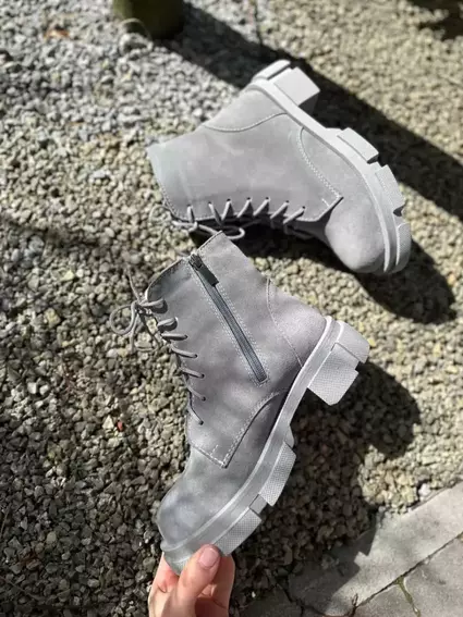 Ботинки женские замшевые серого цвета на шнурках и с замком фото 21 — интернет-магазин Tapok