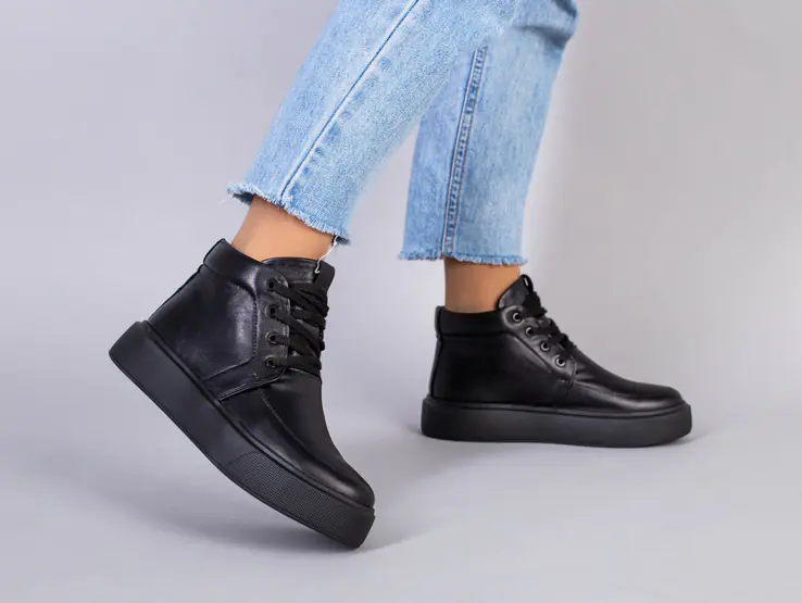 Ботинки женские кожаные черные на шнурках демисезонные фото 1 — интернет-магазин Tapok