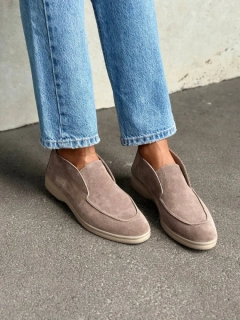 Лоферы женские замшевые бежевые на байке.