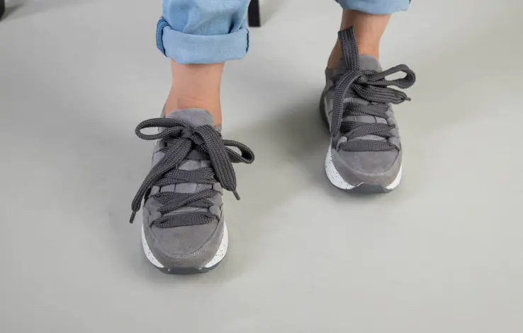 Кроссовки на девочку замшевые серого цвета фото 3 — интернет-магазин Tapok