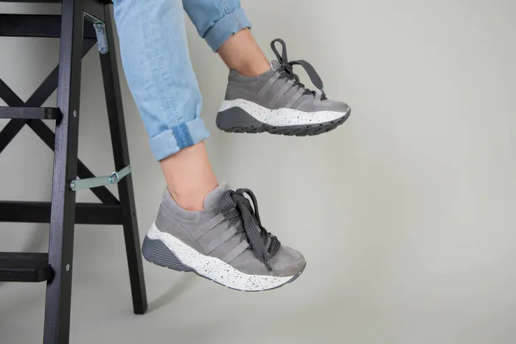 Кроссовки на девочку замшевые серого цвета фото 6 — интернет-магазин Tapok