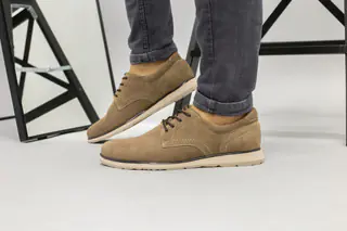 Чоловічі бежеві замшеві туфлі на шнурках
