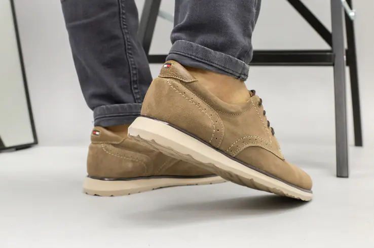 Чоловічі бежеві замшеві туфлі на шнурках фото 2 — інтернет-магазин Tapok