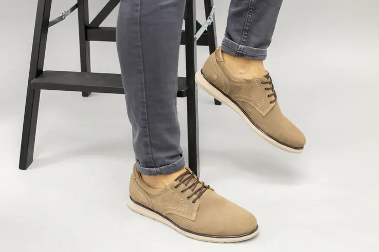 Чоловічі бежеві замшеві туфлі на шнурках фото 5 — інтернет-магазин Tapok