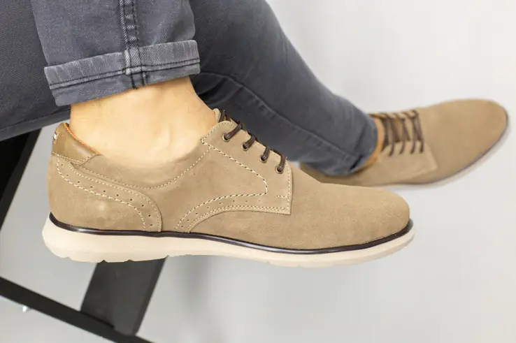 Чоловічі бежеві замшеві туфлі на шнурках фото 8 — інтернет-магазин Tapok