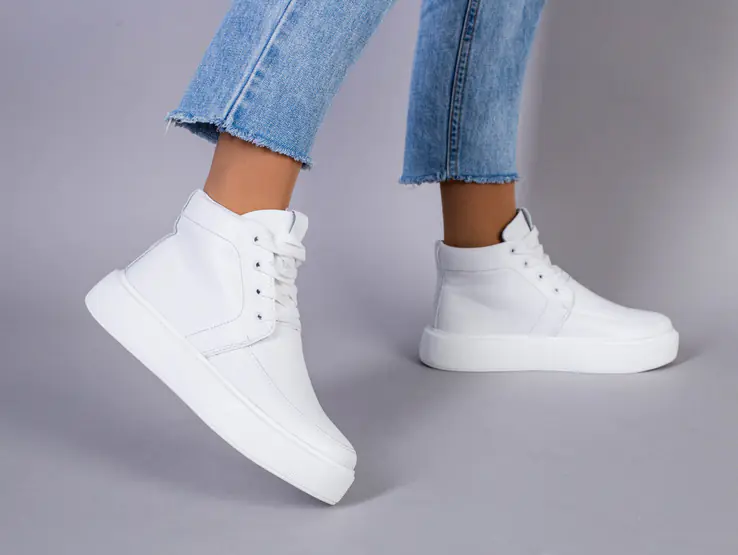 Ботинки женские кожаные белые на шнурках демисезонные фото 1 — интернет-магазин Tapok