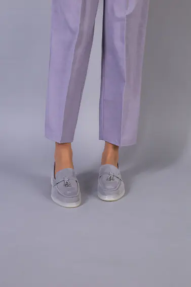 Туфли женские замшевые серого цвета на низком ходу фото 1 — интернет-магазин Tapok