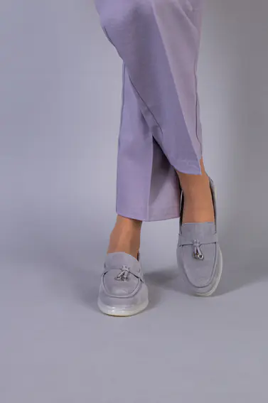 Туфли женские замшевые серого цвета на низком ходу фото 2 — интернет-магазин Tapok