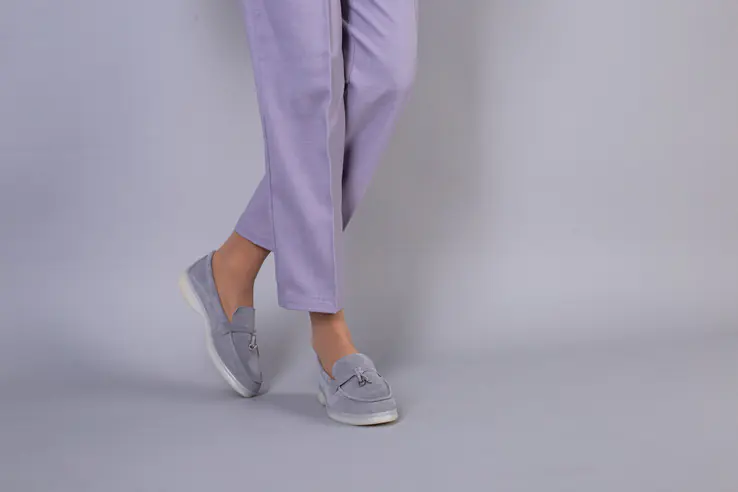 Туфли женские замшевые серого цвета на низком ходу фото 3 — интернет-магазин Tapok