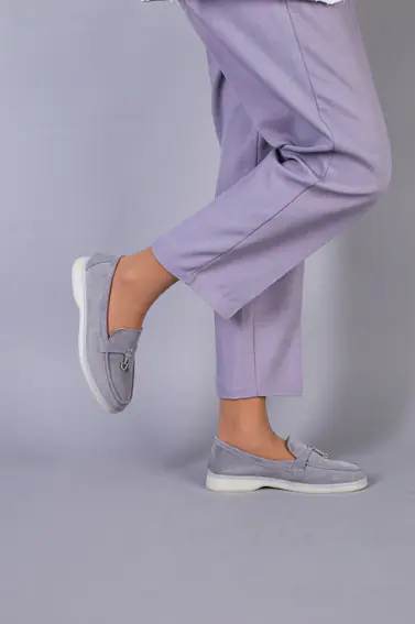 Туфлі жіночі замшеві сірого кольору на низькому ходу фото 4 — інтернет-магазин Tapok