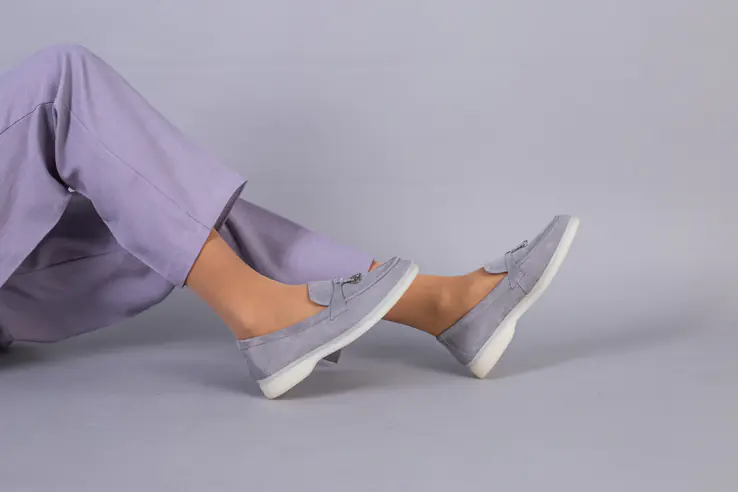 Туфли женские замшевые серого цвета на низком ходу фото 5 — интернет-магазин Tapok
