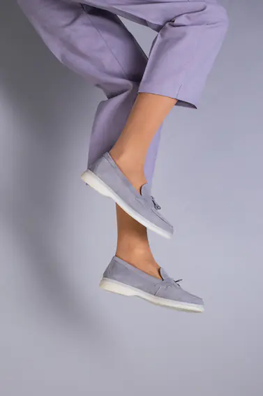 Туфли женские замшевые серого цвета на низком ходу фото 7 — интернет-магазин Tapok