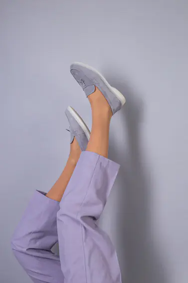 Туфлі жіночі замшеві сірого кольору на низькому ходу фото 8 — інтернет-магазин Tapok