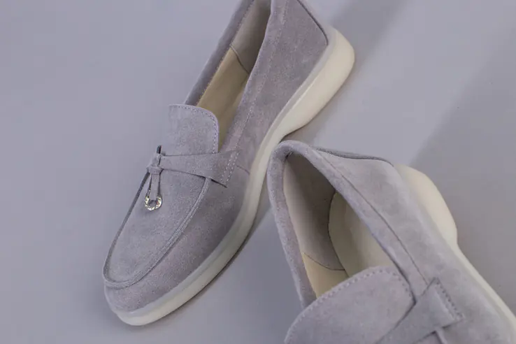 Туфли женские замшевые серого цвета на низком ходу фото 13 — интернет-магазин Tapok
