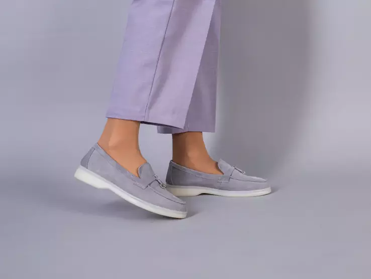 Туфли женские замшевые серого цвета на низком ходу фото 15 — интернет-магазин Tapok