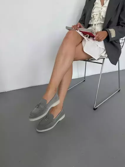 Туфли женские замшевые серого цвета на низком ходу фото 17 — интернет-магазин Tapok