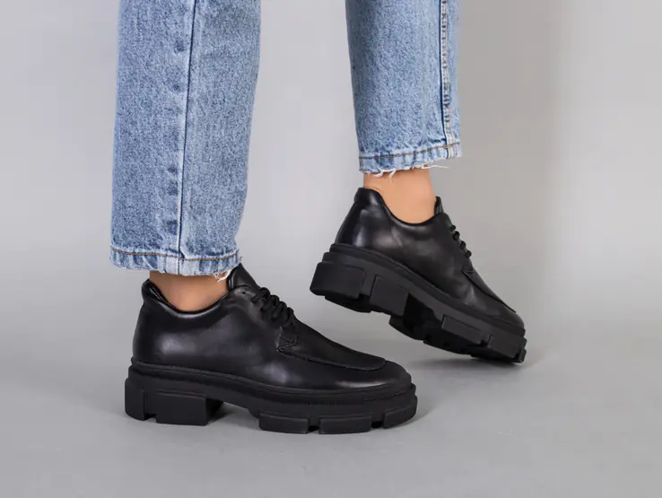 Туфлі жіночі шкіряні чорного кольору на шнурках фото 1 — інтернет-магазин Tapok