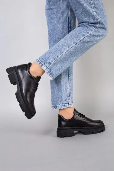 Туфлі жіночі шкіряні чорного кольору на шнурках фото 3 — інтернет-магазин Tapok