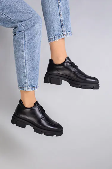 Туфлі жіночі шкіряні чорного кольору на шнурках фото 8 — інтернет-магазин Tapok