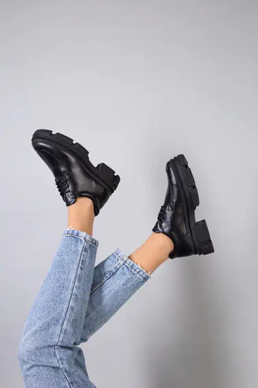 Туфлі жіночі шкіряні чорного кольору на шнурках фото 9 — інтернет-магазин Tapok