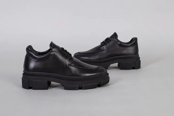 Туфлі жіночі шкіряні чорного кольору на шнурках фото 11 — інтернет-магазин Tapok