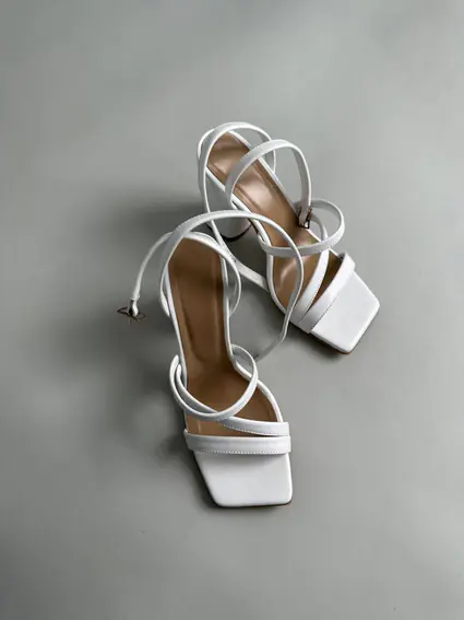 Босоножки женские кожаные белого цвета на каблуке фото 12 — интернет-магазин Tapok