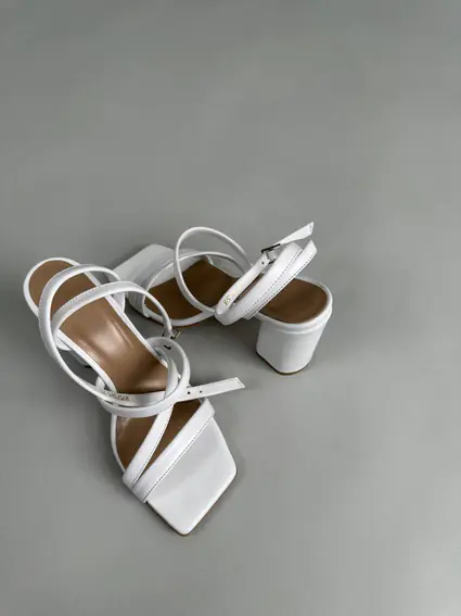Босоножки женские кожаные белого цвета на каблуке фото 14 — интернет-магазин Tapok